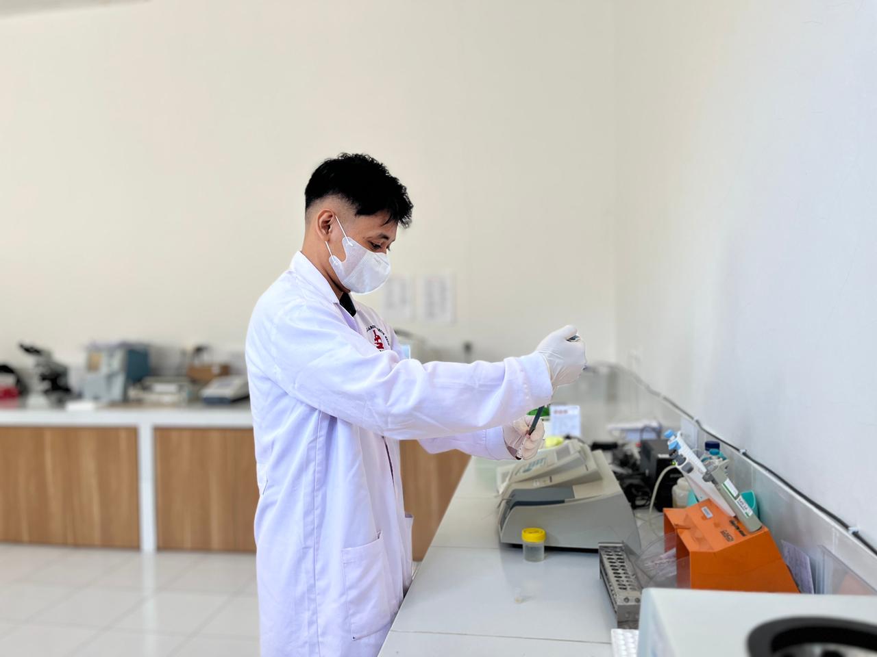 Petugas laboratorium RSU Mamami melakukan pemeriksaan sampel